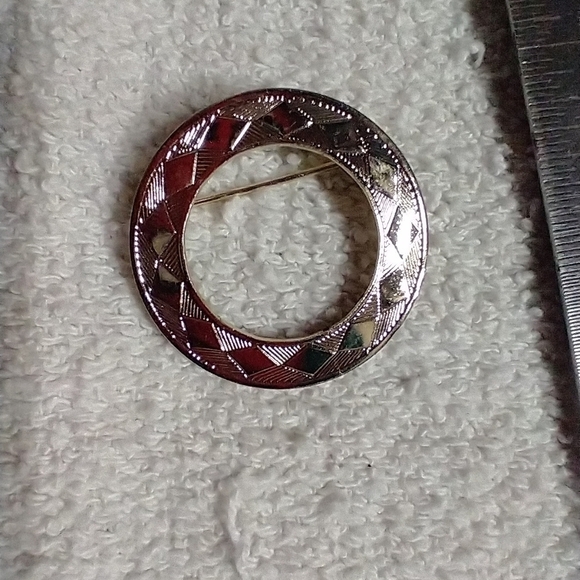 Silvertone round decorative brooch approx. 1.25 - Picture 1 of 3